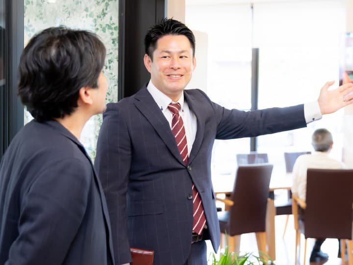 最適な老人ホームをご提案している男性