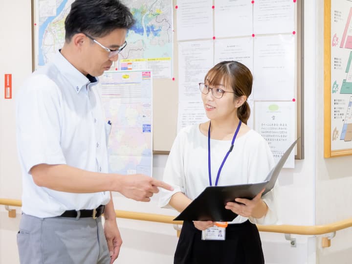 話し合いをしている男女