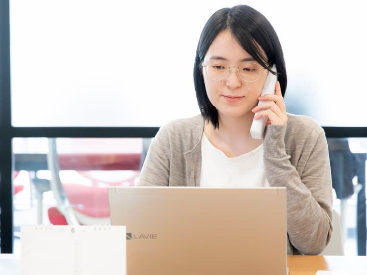 アフターケアの電話をしている女性
