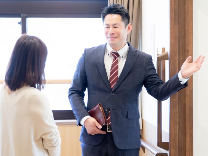 老人ホームに同行している男性スタッフ